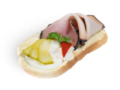 Chlebíček s uzeným masem a křenem na másle