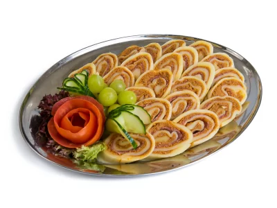 Plato sýrových rolád s pikantní maďarskou pomazánkou 500 g